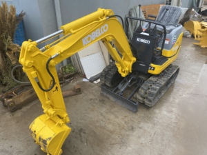 Miniexcavadora Usada Kobelco SK10SR Japonesa con Giro Cero, Motor Yanmar, Orugas de Goma Retráctiles, para Jardinería y Paisajismo - Product Image 1