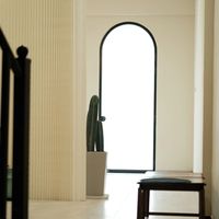 Puerta Abatible de Aluminio con Diseño Arqueado Francés, Interior Moderno, Impermeable, con Rotura de Puente Térmico y Doble Vidrio Templado