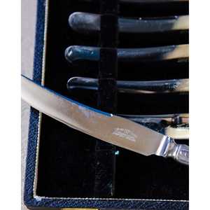 Ensemble de couteaux de cuisine Sheffield en acier au carbone, couteaux à éplucher et à damas avec manche en ABS/PP, couteaux utilitaires et à fruits tranchants dans une boîte en métal - Product Image 1