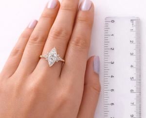 Anillo de Compromiso con Diamante Cultivado en Laboratorio, Diseño de Hoja Inspirado en la Naturaleza, Estilo Floral Vintage en Oro Rosa - Product Image 2