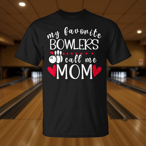 Camiseta de béisbol para adultos unisex de manga corta con cuello redondo y estampado serigráfico: Mis bowlingistas favoritos me llaman mamá - Product Image 3