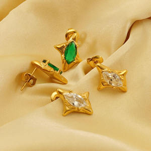 Nuovo Set di Orecchini con Zirconi Ispirati ai Designer - Gioielli di Moda in Acciaio Inossidabile Placcato Oro 18K - Product Image 1