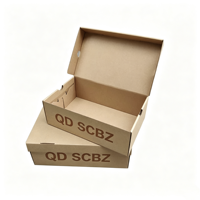 Boîte d'emballage pour chaussures et vêtements en carton ondulé kraft, personnalisée, de luxe, écologique, résistante, imperméable, avec couvercle rabattable, gaufrage quadricolore