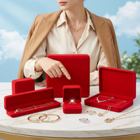 Boîte à bijoux artisanale pour collier et bague, emballage personnalisé, boîte carrée en suède rouge avec logo