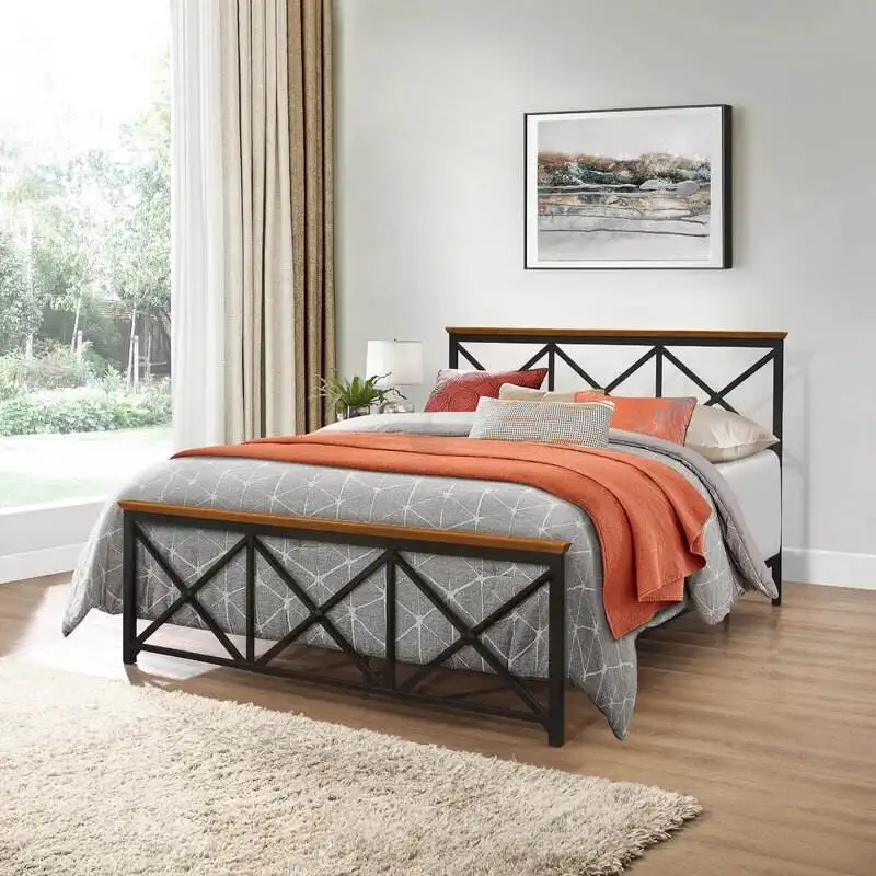 Современная железная кровать с деревянным изголовьем