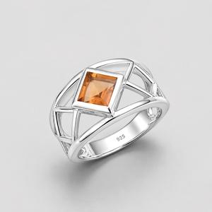 Anillo de Plata de Ley 925 con Citrino de Valore Jewels para Mujer - Diseño Moderno con Bisel Cuadrado y Banda Geométrica Recortada - Product Image 2