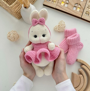 Coniglietto all'Uncinetto con Vestito Carino e Bellissimo Colore Personalizzabile Giocattolo Coniglio Fatto a Mano all'Uncinetto per Bambini - Product Image 4