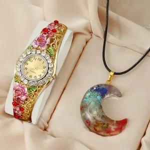 Top selling retro palace style and colorful women's wristwatch, fashionable and versatile gravel pendant set