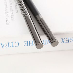 Stylo de luxe haut de gamme personnalisé avec logo d'entreprise, en fibre de carbone givrée, métal rotatif, encre noire 1,0 mm, pour cadeau promotionnel - Product Image 5