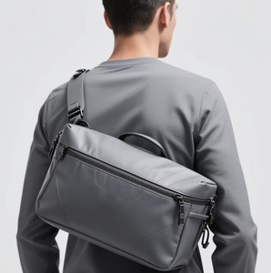 Sac de poitrine multifonctionnel imperméable pour hommes, idéal pour le sport, la gym, les voyages, la moto et le vélo - Product Image 1