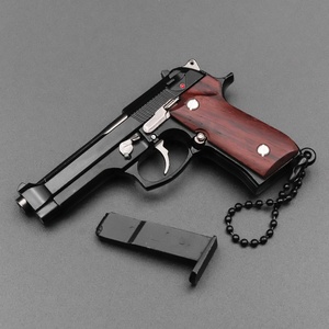 Modellino Pistola <span class=keywords><strong>Beretta</strong></span> <span class=keywords><strong>92F</strong></span> in Scala 1:3 con Manico in Legno Portachiavi Ciondolo Giocattolo in Metallo per Regali di Compleanno per Bambini Giocattolo Non Funzionante - Product Image 3