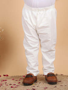 เด็กชายตัวเล็กแสนสุขในชุดพื้นเมืองอินเดีย นั่งบนเก้าอี้พร้อมพวงมาลัยดอกไม้ ฉากหลังเป็นภาพถ่ายงานรื่นเริงที่กำลังยิ้มแย้ม - Product Image 5