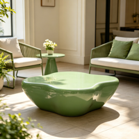 Table basse élégante en FRP moderne et organique, finition brillante, forme irrégulière, imperméable, durable, pour hôtel, restaurant, terrasse