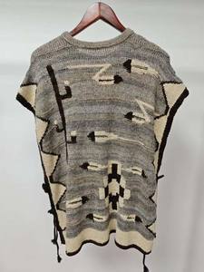 Pull en tricot décontracté à manches courtes d'inspiration ethnique avec motifs géométriques dans des tons terreux et logo sur le devant - Product Image 2