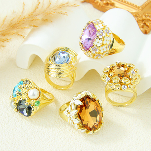 Bague Cocktail Florale Tendance Européenne en Cuivre Plaqué Or 14K avec Moissanite et Grand Cristal Carré Exquis - Product Image 2