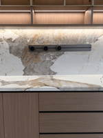 Buffet moderne de luxe OMIYA sur mesure avec vitrine intégrée, porte en verre, éclairage LED, comptoir en marbre, écologique, pour salon