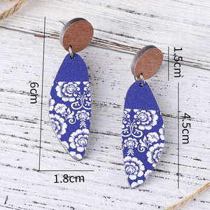 Pendientes de madera, Pendientes colgantes huecos geométricos de mosaico Floral azul y blanco para mujer Uionen 1178 - Product Image 5