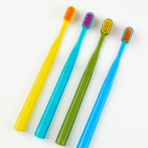Brosse à dents adulte à poils en nylon colorés avec poignée en PP souple et fournisseur de brosse à dents pour brosse à dents souple - Product Image 3