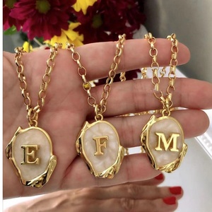 Nuovi gioielli impermeabili alla moda Custom ciondoli in oro ciondolo con parola mista grande iniziale di 26 lettere alfabeto collana pendenti - Product Image 1