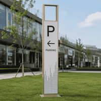 Panneau directionnel à totems décalés avec flèches semi-transparentes pour entrepôt et parc logistique