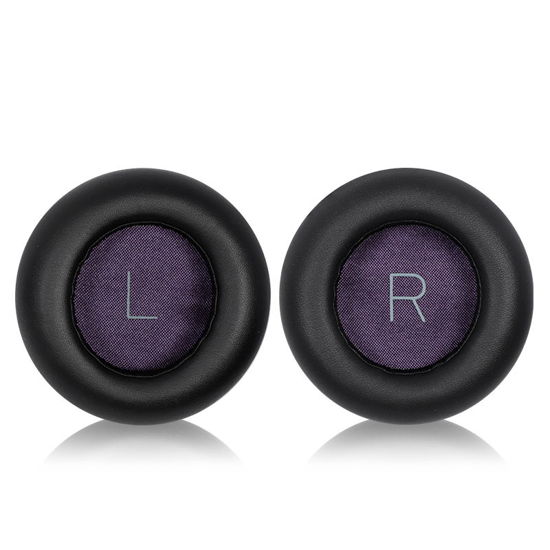 1 coussinet d'oreille en cuir protéiné noir avec tissu Scrim violet.