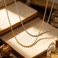 Collier en acier titane avec perles ovales d'olive de qualité supérieure pour femme – Chaîne simple et polyvalente à superposer, ras-du-cou, collier de clavicule