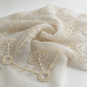 Tissu en crêpe de polyester à haute torsion avec motifs floraux en losanges répétés, combiné à des paillettes et des broderies en cordon - Product Image 5