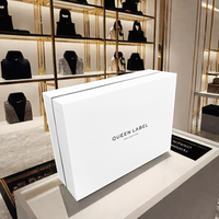 Boîtes cadeaux de luxe en carton blanc rigide avec couvercle amovible gaufrage de feuille d'or avec logo personnalisé pour la protection des sous-vêtements