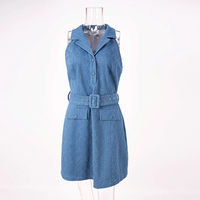 Robe mini bleue tendance pour femme avec col halter, détails boutonnés, ceinture à la taille, poches plaquées et texture tissée diamantée
