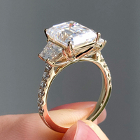 8*10mm lab zümrüt kadın yüzük 4Ct yeşil zümrüt ile def moissanite yan 3 taş nişan yüzüğü 10k