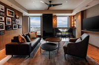 Ensemble de canapés trois places rembourrés, modernes, durables et luxueux, parfaitement assortis, pour les chambres d'hôtes des hôtels étoilés, des appartements et des villas