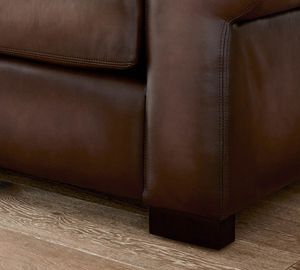 <span class=keywords><strong>Fauteuil</strong></span> classique en <span class=keywords><strong>cuir</strong></span> véritable avec accoudoirs roulés <span class=keywords><strong>marron</strong></span>, coussins d'assise moelleux, coussins de dossier amovibles et pieds en bois de noyer <span class=keywords><strong>foncé</strong></span> - Product Image 3