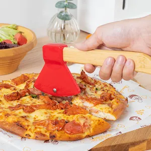 Alat Pizza Bentuk Kapak Lucu dan Baru Pisau Pizza Rocker Pemotong Pizza Baja Tahan Karat dengan Pegangan Bambu Pizza Pisau Rol