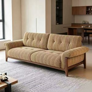 Sofá de Tela Acolchado de Estilo Moderno de Mediados de Siglo, Tres Plazas, Patas de Madera, Brazos Enrollados, Estilo Chesterfield, para Sala de Estar - Product Image 1