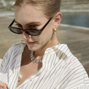 Boucles <span class=keywords><strong>d</strong></span>'oreilles créoles classiques J&<span class=keywords><strong>D</strong></span> bicolores <span class=keywords><strong>en</strong></span> acier inoxydable plaqué or 18 carats, <span class=keywords><strong>forme</strong></span> minimaliste <span class=keywords><strong>en</strong></span> X, <span class=keywords><strong>croix</strong></span> linéaire bicolore, créoles <span class=keywords><strong>en</strong></span> C - Product Image 4