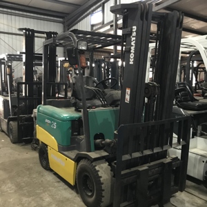 Montacargas Diésel Komatsu Usado de 2.5 Toneladas con Mástil de Dos Etapas, Batería de Plomo-Ácido, 1 Año de Garantía, para Construcción, Movimiento de Tierras y Venta al por Menor - Product Image 3