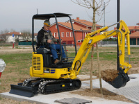 Mini-excavatrice sur chenilles compacte PC18MR, poids 1840 kg, godet de 0,04 m³ pour travaux de rénovation de jardins