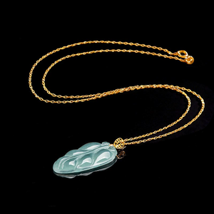 จี้หยกธรรมชาติเกรด A สีน้ำเงินลายใบไม้ พร้อมตัวล็อกทอง 18K จี้หยกเนื้อไอซ์ ดีไซน์ลายดอกไม้สำหรับผู้หญิง - Product Image 1