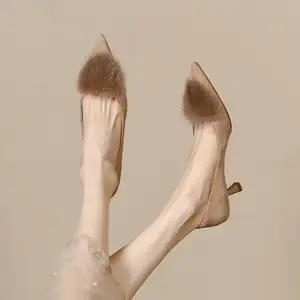 위 패션 하이힐에 모피 공이있는 봄 새로운 우아한 샌들 여성용 얇은 머리 뾰족한 신발