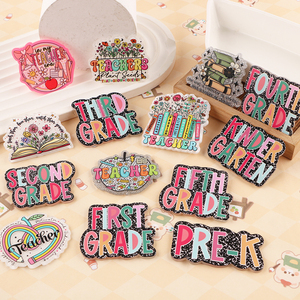 Porta-credenciales de acrílico personalizados y coloridos con textos y motivos florales de alta calidad para profesores, ideales para decoraciones DIY. - Product Image 5