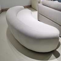 Modernes Wohnzimmer-Sofa in Weißem Bouclé, Luxuriöses Samt-Ecksofa mit Geschwungener Halbmond-Form, Freizeitsofa-Design