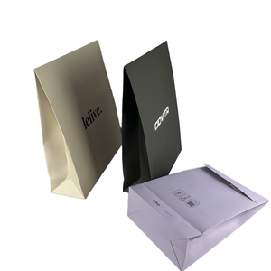 Sac de Courrier en Carton Kraft Blanc Extensible Écologique et Durable avec Soufflet et Logo Imprimé en Offset pour Vêtements - Product Image 1