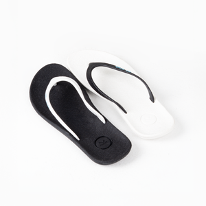 Sandales de plage noires et blanches chic incontournables pour femmes avec semelle intérieure profilée pour un port décontracté en été - Product Image 4