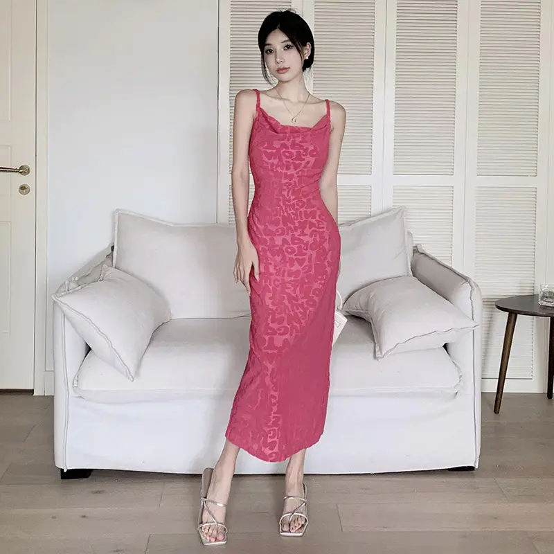 ملابس نسائية عصرية جديدة للبيع بالجملة من المصنع فستان إيطالي بحزام من النودلز للخريف أنيق متوسط الطول فستان مخملي وردي ساخن