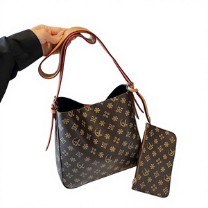 กระเป๋าสะพายไหล่ทรงสี่เหลี่ยมสีน้ำตาลสำหรับผู้หญิง แฟชั่นใหม่ ปิดด้วยซิป สายสะพายเดี่ยว ความจุเยอะ ผลิตจากหนัง PU เหมาะสำหรับฤดูร้อนและฤดูหนาว ใช้เดินทางหรือช้อปปิ้ง - Product Image 1