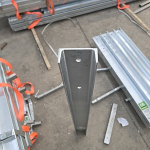 Trave a colonna in acciaio zincato a caldo universale per montante a muro di sostegno - Product Image 1