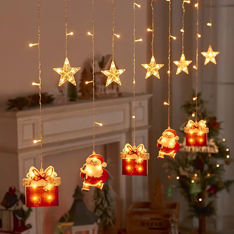 تنظيم إضاءة محيطية لديكور المنزل للاحتفال بعيد الميلاد بإضاءة LED مع شمعدان سانتا كلوز للتدفئة