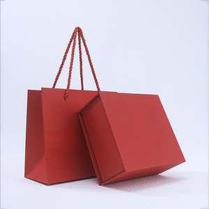 Juego de Embalaje Minorista Coordinado Personalizado, Caja de Regalo Magnética con Tapa Abatible Estilo Libro Rojo para Festivales, con Bolsa de Papel con Asa de Cuerda a Juego - Product Image 4
