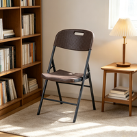 Chaise pliable en plastique, design imitation rotin, structure en tube métallique, chaise portable pour le camping, les mariages, les applications intérieures et extérieures