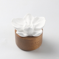 Diffuseur d'huiles essentielles en céramique parfumée avec base en bois et fleur en porcelaine, désodorisant d'ambiance pour la maison, vente en gros en stock